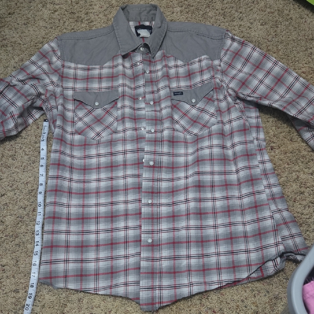Wrangler Plaid Button-Down Shirt in Gray, Red, White, Black. Materual Is Thick